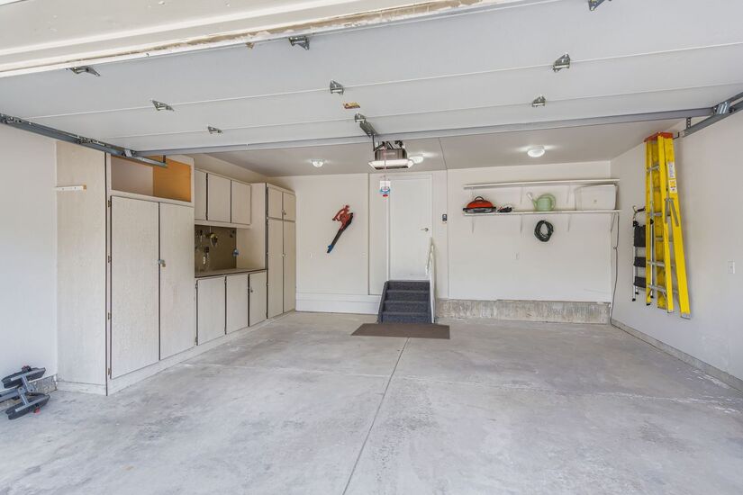Large Private 2 Car Garage