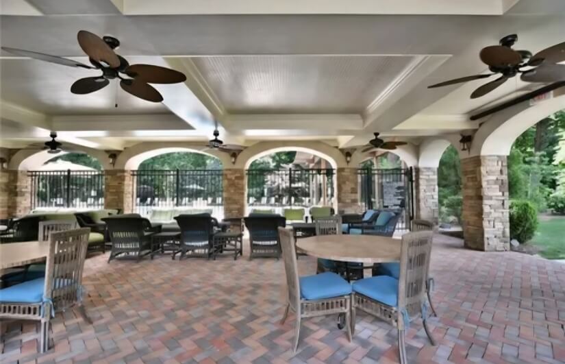 Pool Riverhouse area woth Firepit