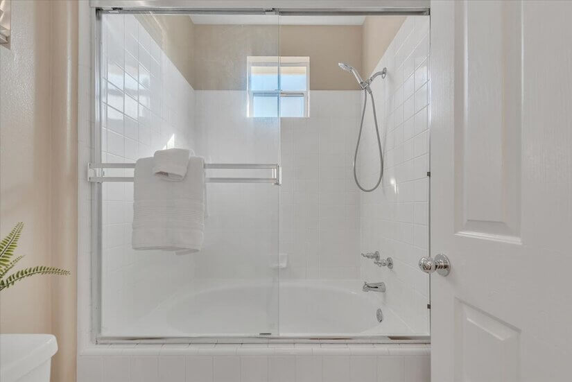 Shower/bathtub in the primary bathroom