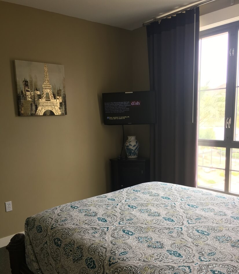 Queen Bed Lake View
