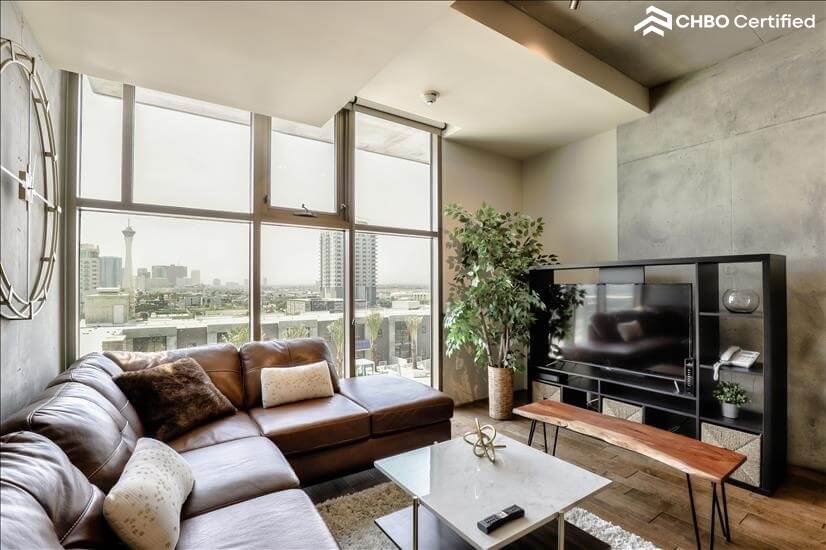 Beautifully Appointed 1 Bdm Condo 9th fl