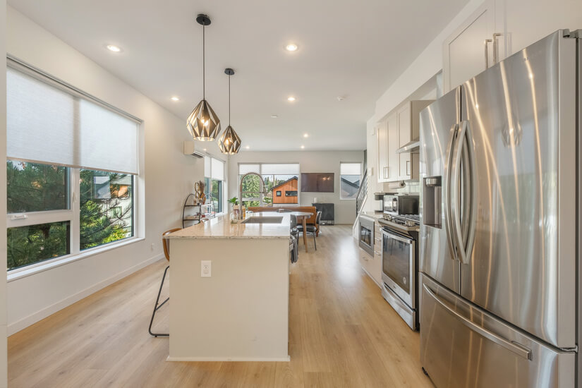 Modern 2BR  Den 3BA  Walk to Train