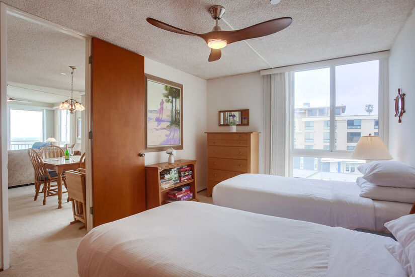 Gust bedroom with 2 twin beds