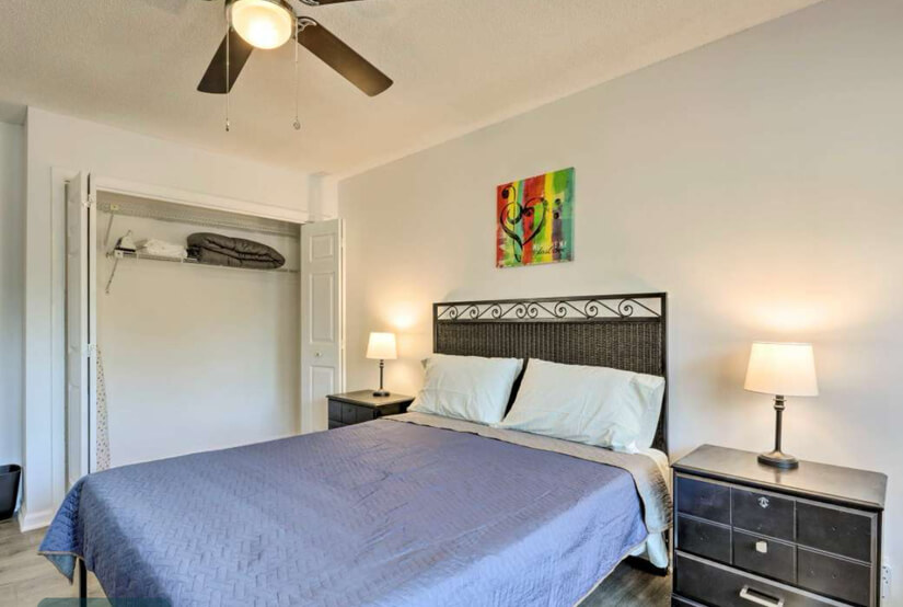 Queen bedroom w/window seat and ceiling fan