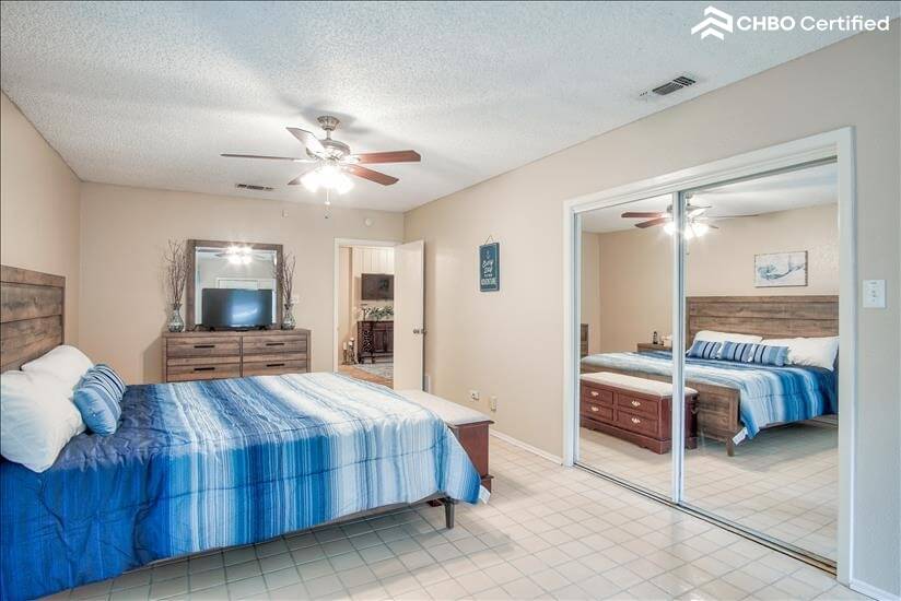 Masterbedroom w/large closet space