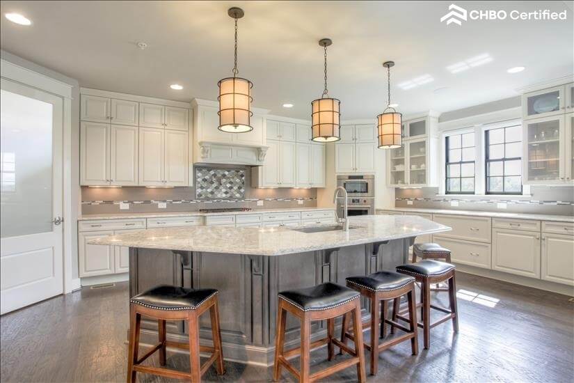 9 foot ceilings and great architectural detai