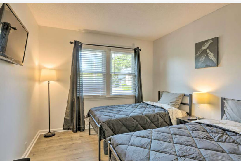Twin bedroom w/ Smart TV