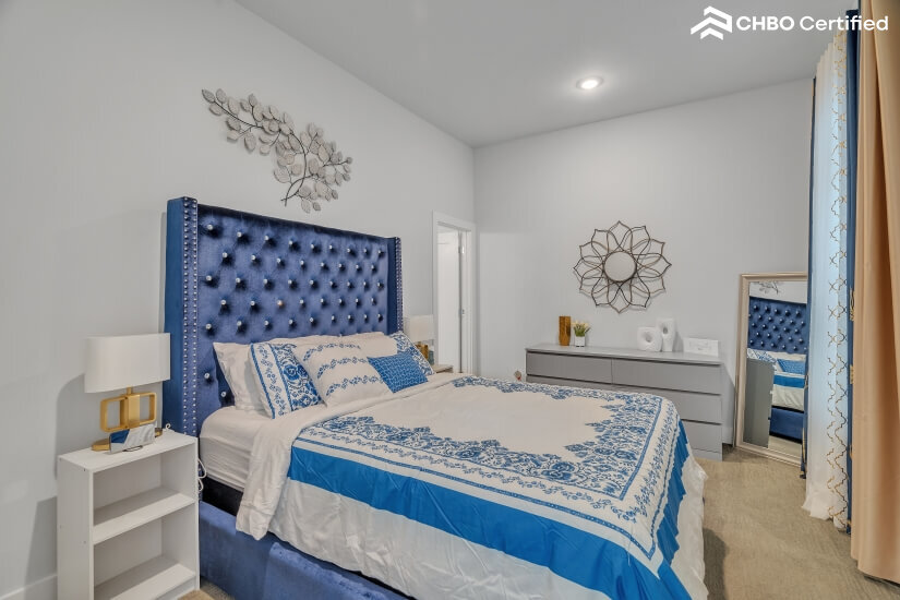 Queen size bed bedroom 1