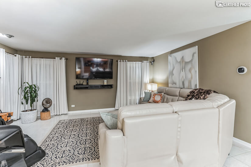 Living Room w Smart TV