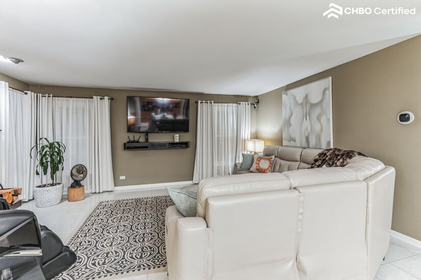 Living Room w Smart TV