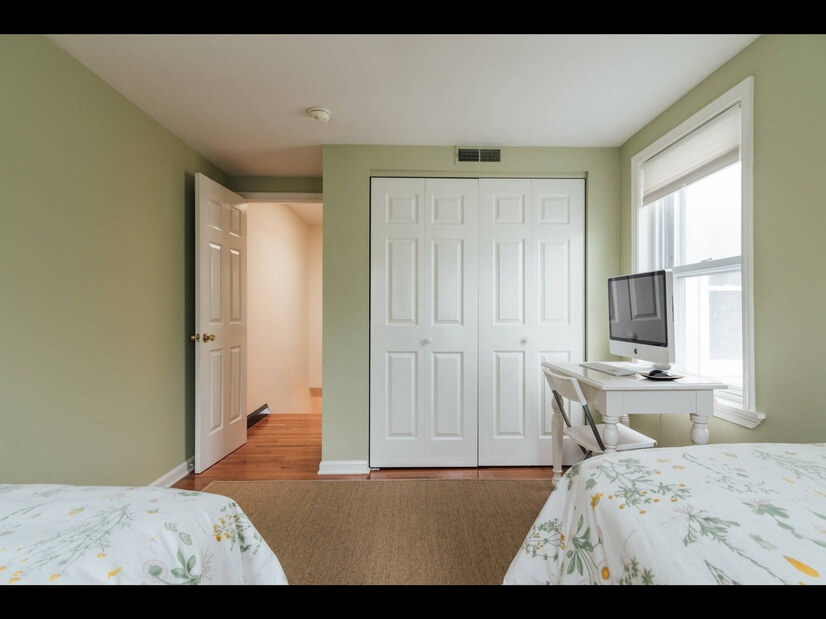 Desk in 2nd bedroom