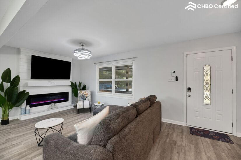 Spacious Living room w/ queen-size, pull-out couch