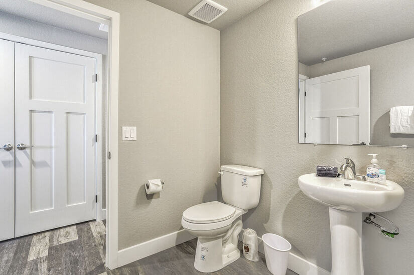 2nd pic of Full guest bathroom