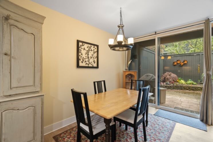 Charming Lake Oswego Condo on the Lake