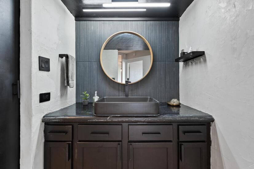 Luxury High Rise with VIEWS Pool Parking