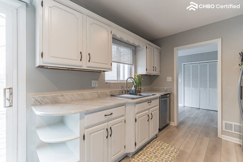 Kitchen looking toward sitting room and coffe bar