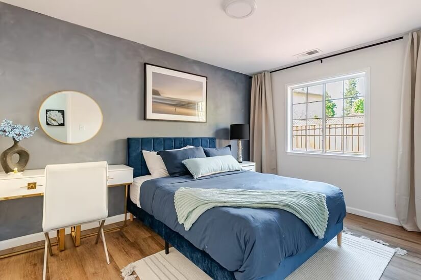 Room 2 - Queen Bed, Dedicated workspace