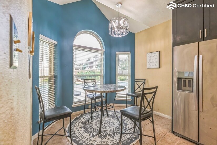 Eating nook with pool view