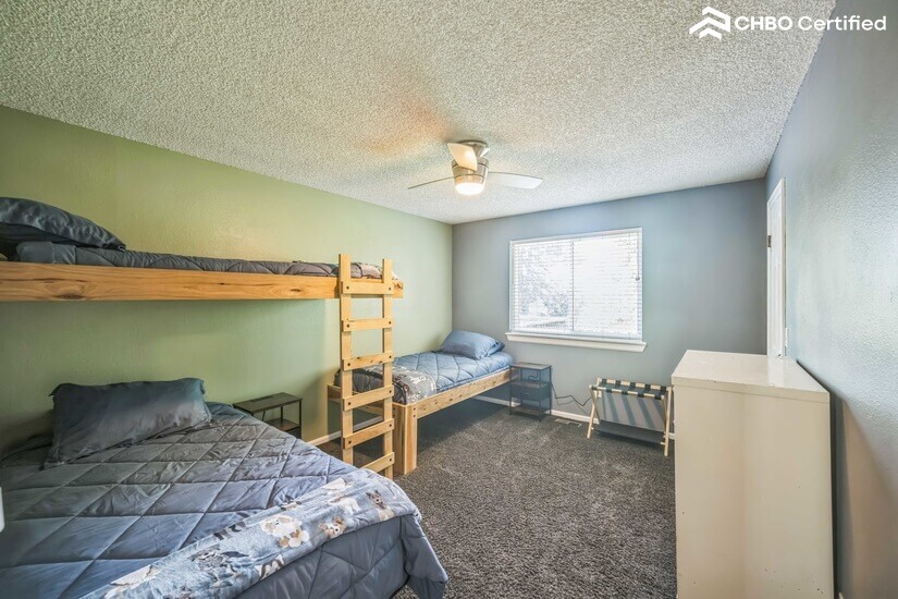 Built in twin beds with one additional mobile one