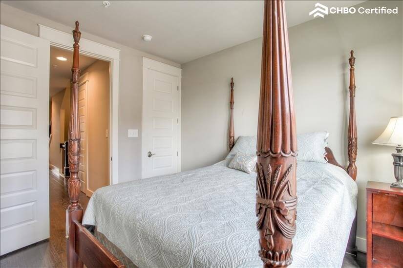 Guest room queen size  bed