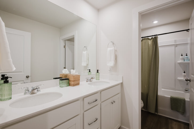 2nd floor full bathroom