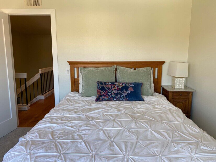 Second upstairs bedroom with Queen Tempur-pedic bed.