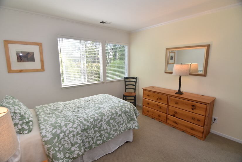 Second bedroom with twin bed