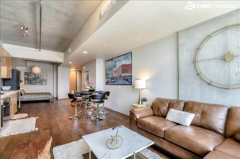Beautifully Appointed 1 Bdm Condo 9th fl