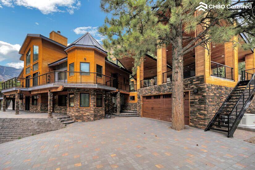 Spacious Cabin with Mountain View