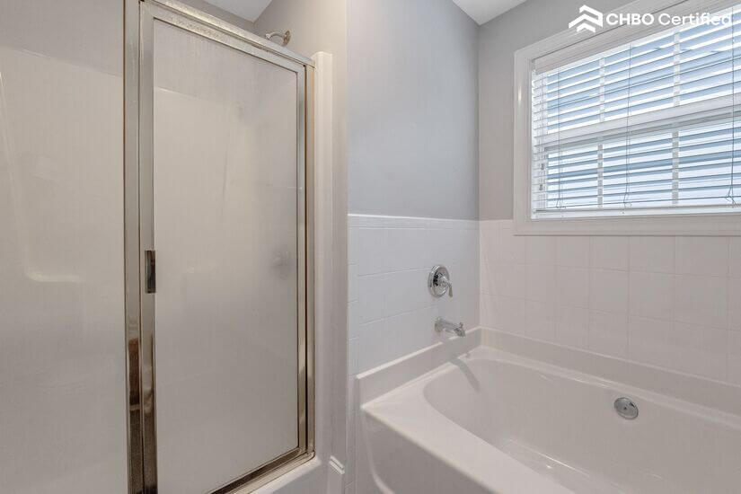 master shower tub toilet