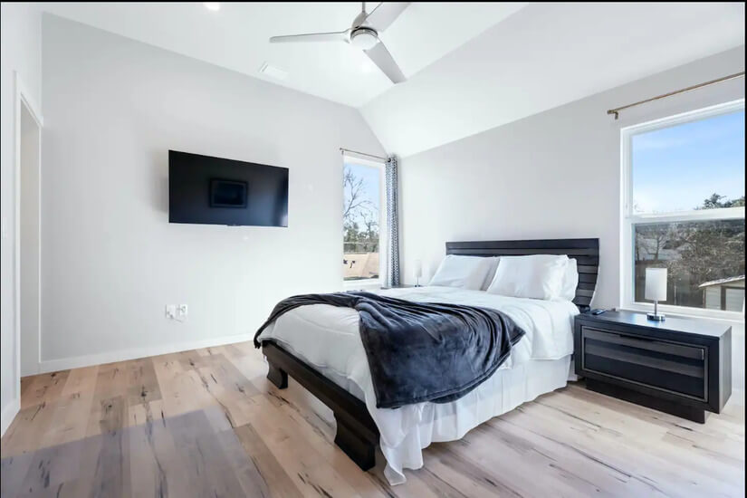 2nd fl bedroom: queen bed, desk & Smart TV