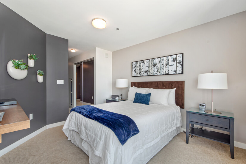 39th Floor Spire 1 bedroom with Sky Club