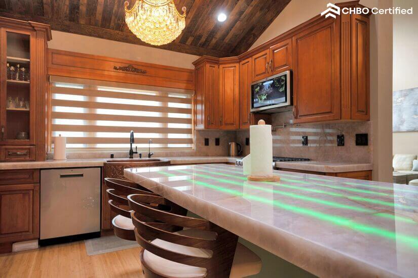 Spacious Cabin with Mountain View