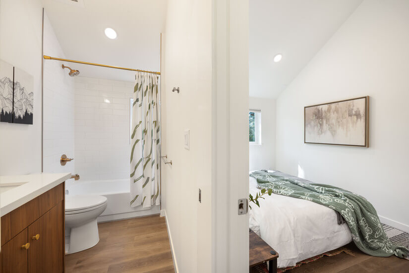 Turnkey 2BR Furnished Home Near UW