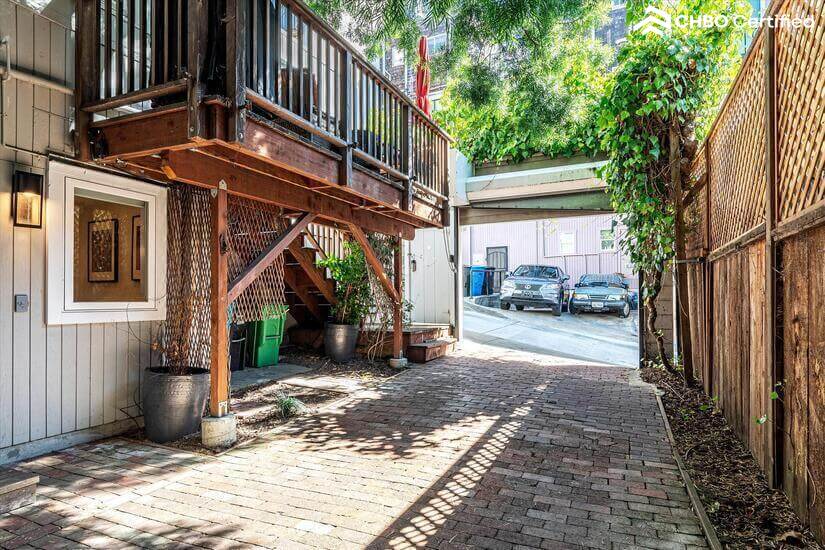 Single Family Home in North Beach