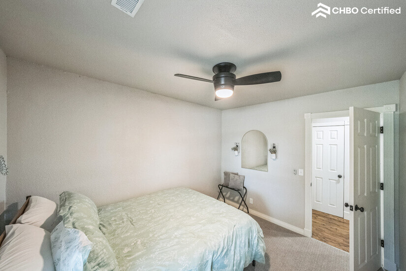 guest bedroom 2 w/ queen bed