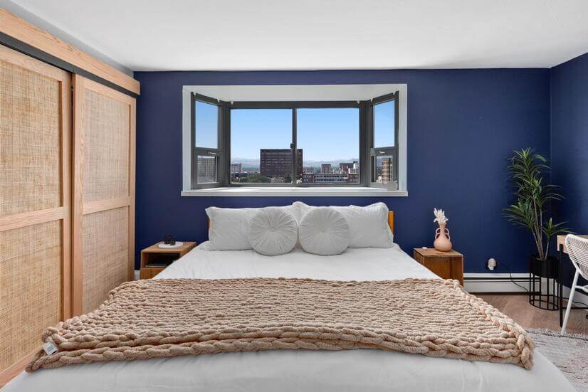 Luxury High Rise with VIEWS Pool Parking