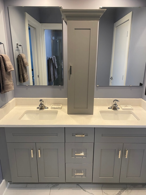 Double vanity w/ storage