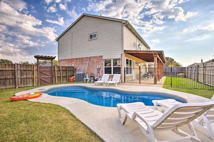 Elegant Home with Pool Gym 04mi to Lake