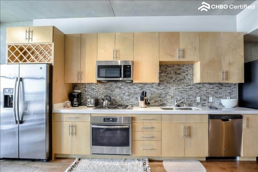 Beautifully Appointed 1 Bdm Condo 9th fl