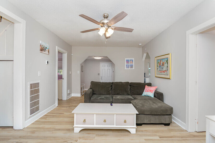 Ceiling fans in living room and all bedrooms.