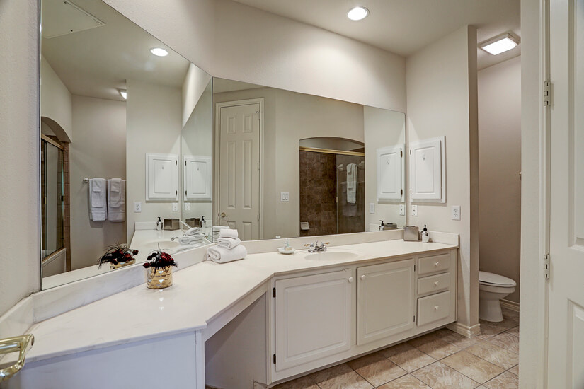 Galleria / Uptown Mid-Rise 1x1 w/Study