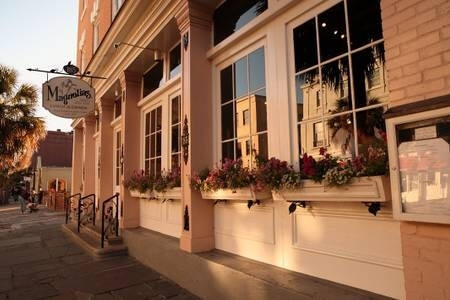 Downtown Charleston in only 13 miles! Histori