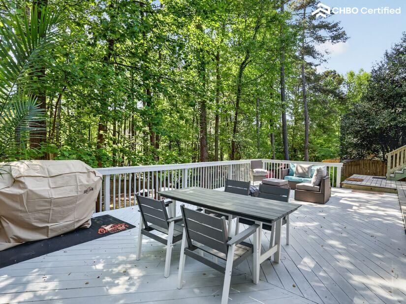 Charcoal & Gas grilling BBQ & dining area.