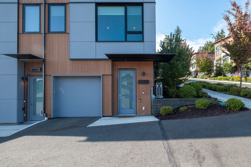 Modern 2BR  Den 3BA  Walk to Train