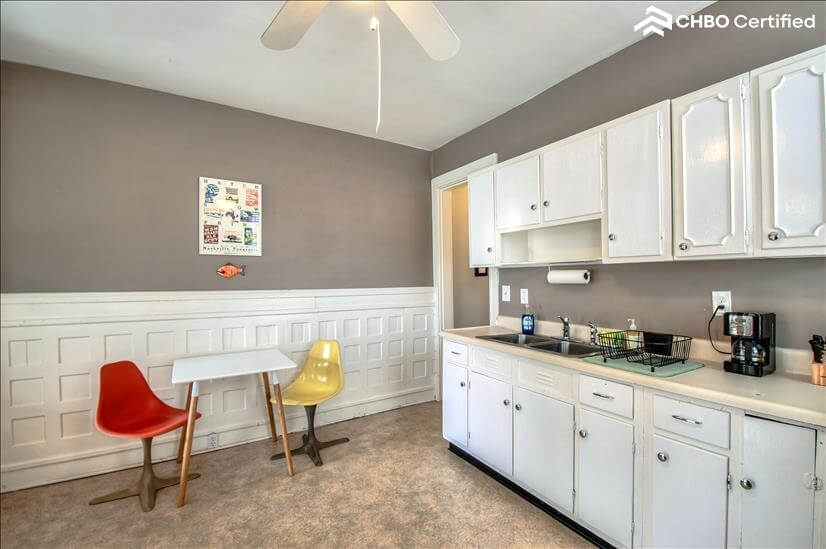 Midcentury modern touches ...