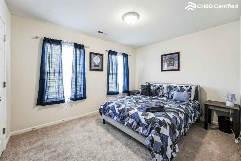 Secondary bedroom with closet, extra sheets included