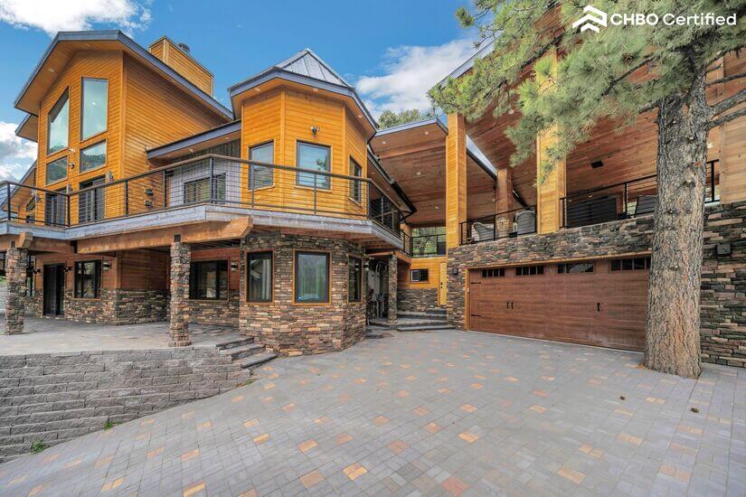 Spacious Cabin with Mountain View