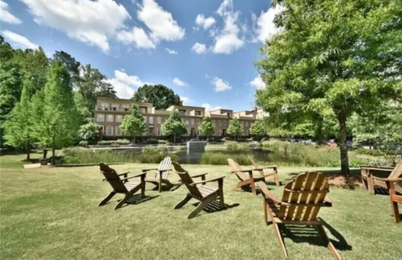 Sitting area by Fountain Pond