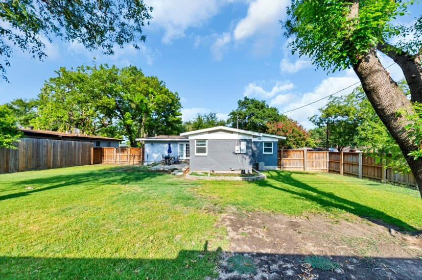 spacious fenced in backyard with grill and dining area!!!!